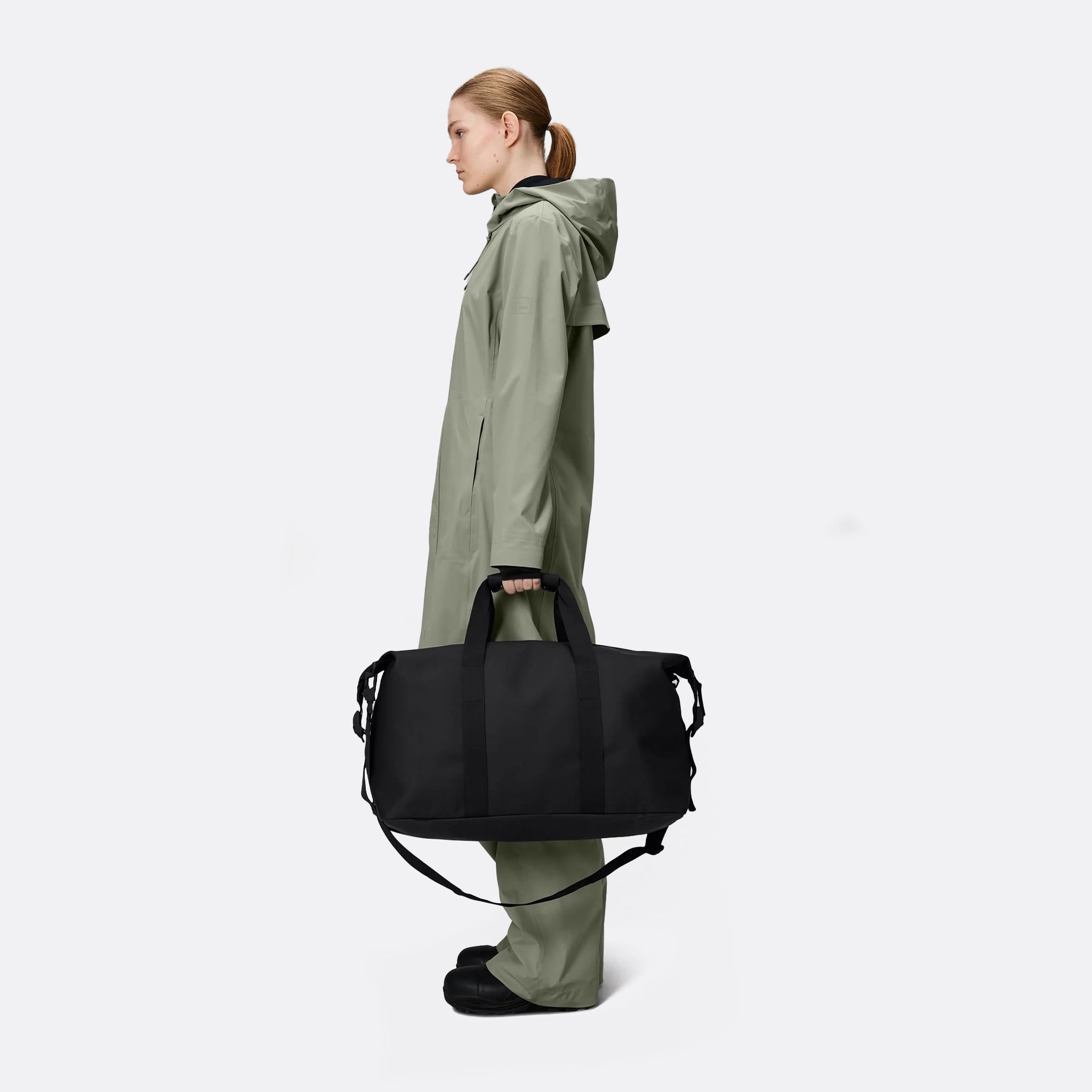 RAINS The Hilo Weekend Bag in Black