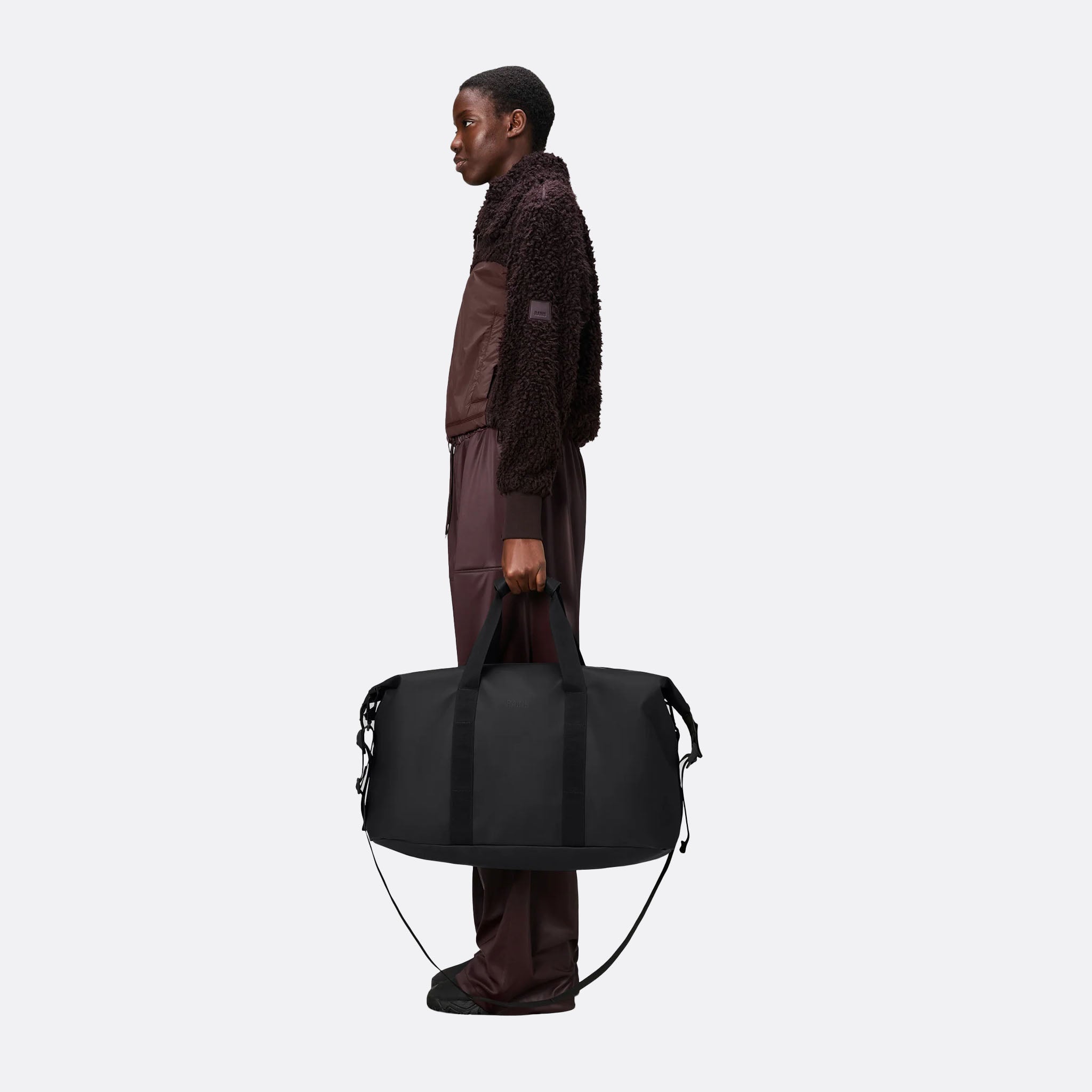 RAINS The Hilo Weekend Bag in Black