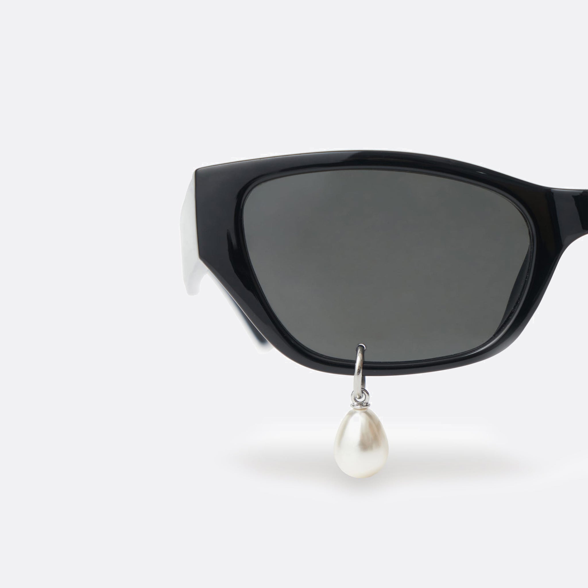 Kimhekim Pearl Tear Cat-Eye Sunglasses in Black