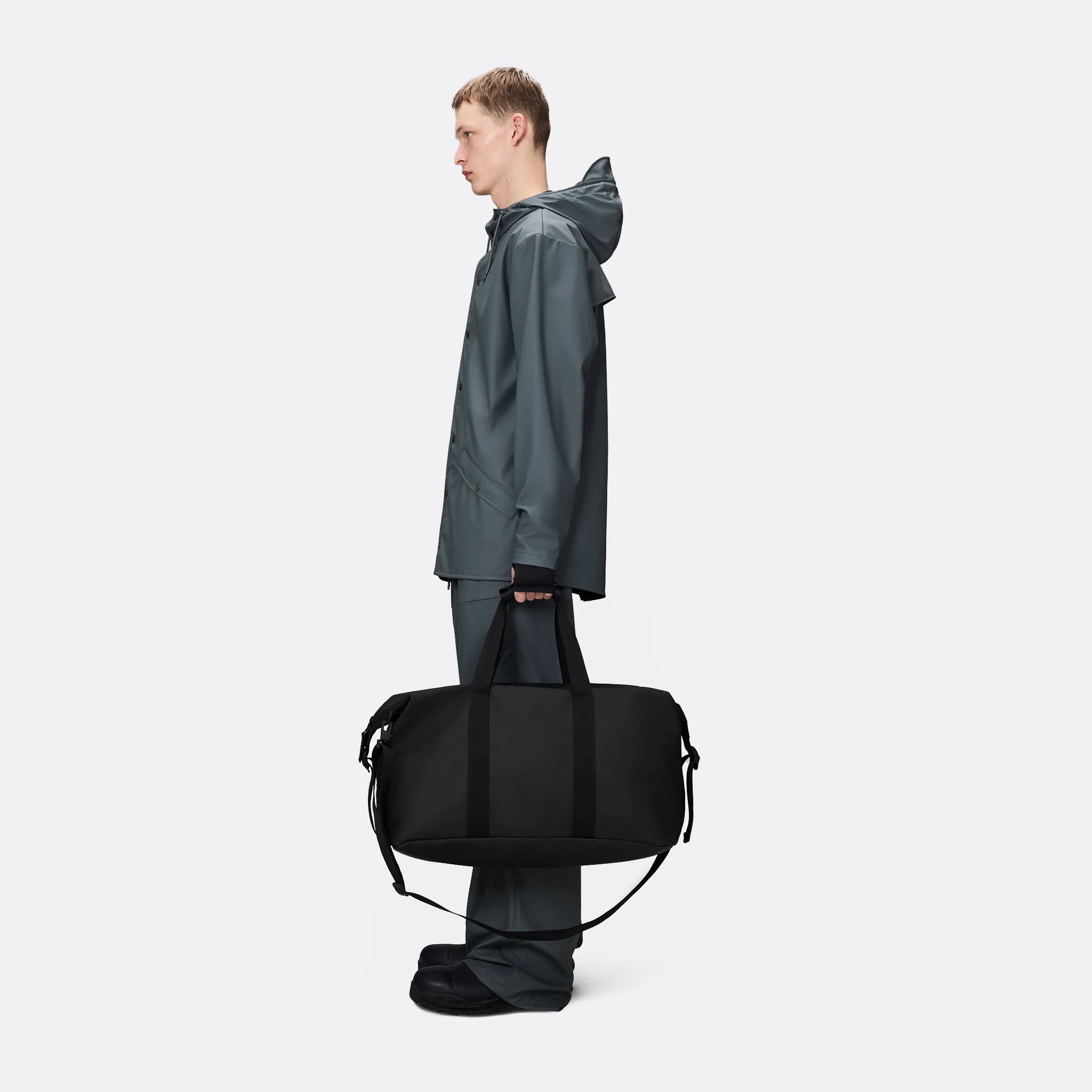 RAINS The Hilo Weekend Bag in Black
